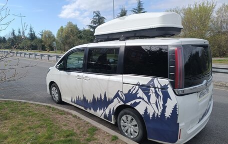 Toyota Noah III, 2018 год, 1 650 000 рублей, 4 фотография