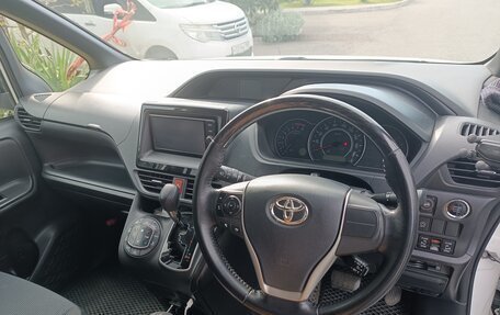 Toyota Noah III, 2018 год, 1 650 000 рублей, 7 фотография