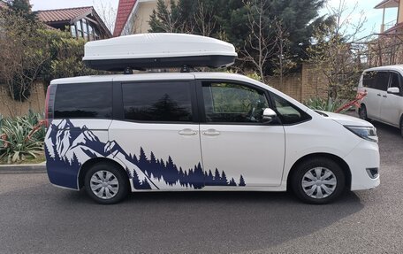 Toyota Noah III, 2018 год, 1 650 000 рублей, 2 фотография