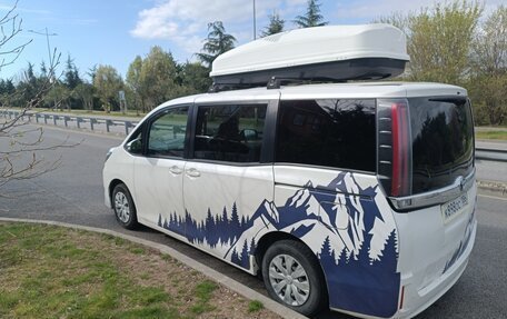 Toyota Noah III, 2018 год, 1 650 000 рублей, 5 фотография