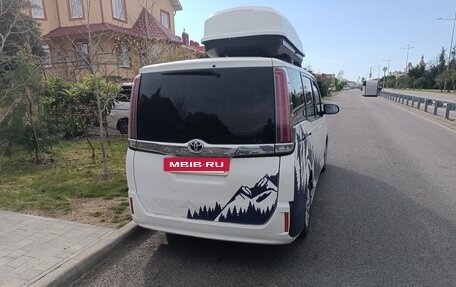 Toyota Noah III, 2018 год, 1 650 000 рублей, 3 фотография