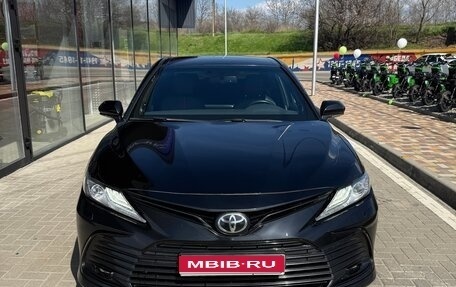 Toyota Camry, 2021 год, 3 390 000 рублей, 1 фотография