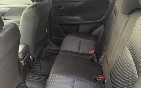 Mitsubishi Outlander III рестайлинг 3, 2016 год, 1 320 000 рублей, 13 фотография