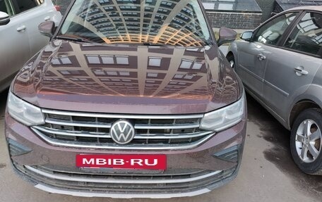 Volkswagen Tiguan II, 2021 год, 3 595 000 рублей, 2 фотография