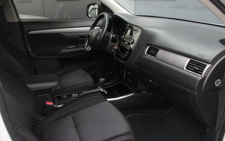 Mitsubishi Outlander III рестайлинг 3, 2018 год, 1 990 000 рублей, 5 фотография