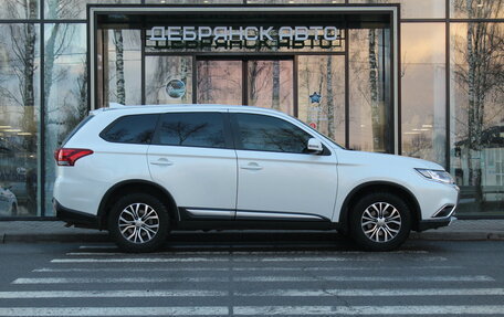 Mitsubishi Outlander III рестайлинг 3, 2018 год, 1 990 000 рублей, 3 фотография