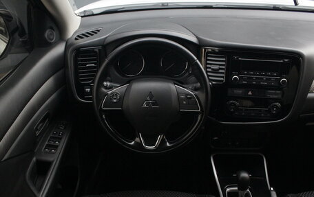 Mitsubishi Outlander III рестайлинг 3, 2018 год, 1 990 000 рублей, 8 фотография