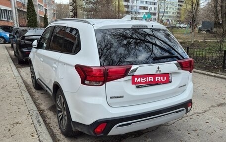 Mitsubishi Outlander III рестайлинг 3, 2018 год, 1 950 000 рублей, 2 фотография