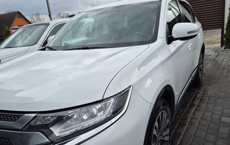 Mitsubishi Outlander III рестайлинг 3, 2018 год, 1 950 000 рублей, 6 фотография