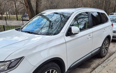 Mitsubishi Outlander III рестайлинг 3, 2018 год, 1 950 000 рублей, 3 фотография