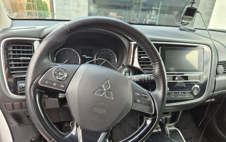 Mitsubishi Outlander III рестайлинг 3, 2018 год, 1 950 000 рублей, 9 фотография