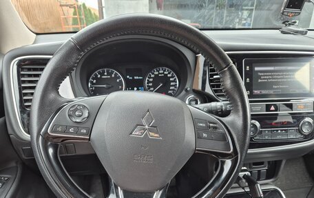 Mitsubishi Outlander III рестайлинг 3, 2018 год, 1 950 000 рублей, 4 фотография