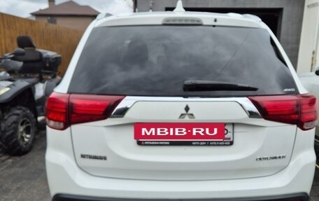 Mitsubishi Outlander III рестайлинг 3, 2018 год, 1 950 000 рублей, 7 фотография