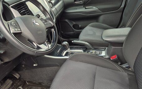 Mitsubishi Outlander III рестайлинг 3, 2018 год, 1 950 000 рублей, 17 фотография