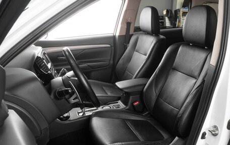 Mitsubishi Outlander III рестайлинг 3, 2013 год, 1 699 000 рублей, 10 фотография