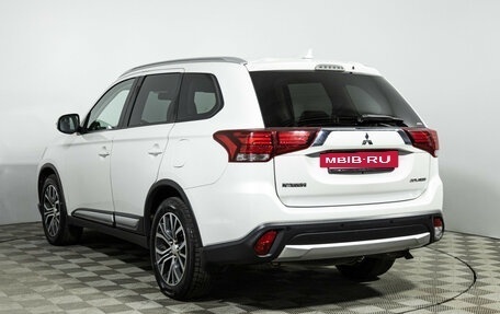 Mitsubishi Outlander III рестайлинг 3, 2018 год, 2 249 700 рублей, 5 фотография