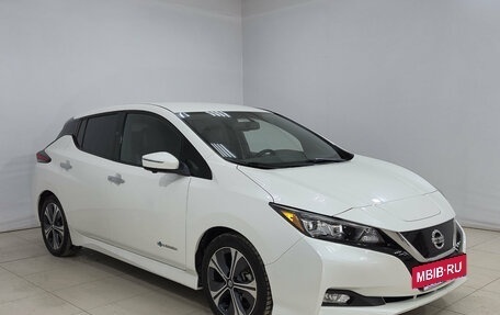 Nissan Leaf II, 2019 год, 1 980 000 рублей, 3 фотография