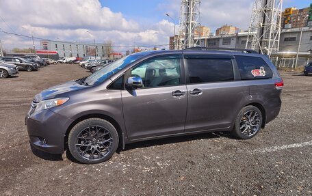 Toyota Sienna III, 2010 год, 2 000 000 рублей, 2 фотография