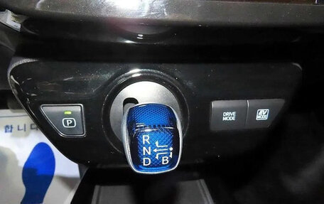 Toyota Prius IV XW50, 2022 год, 2 100 000 рублей, 12 фотография