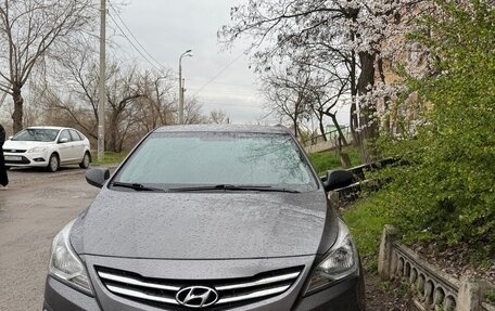 Hyundai Solaris II рестайлинг, 2015 год, 900 000 рублей, 1 фотография