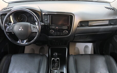 Mitsubishi Outlander III рестайлинг 3, 2018 год, 3 249 000 рублей, 14 фотография