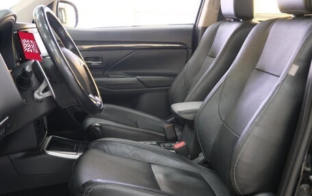 Mitsubishi Outlander III рестайлинг 3, 2018 год, 3 249 000 рублей, 7 фотография