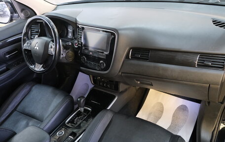 Mitsubishi Outlander III рестайлинг 3, 2018 год, 3 249 000 рублей, 19 фотография