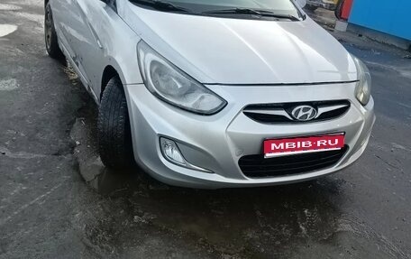 Hyundai Solaris II рестайлинг, 2012 год, 450 000 рублей, 1 фотография