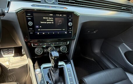 Volkswagen Passat B8 рестайлинг, 2017 год, 2 300 000 рублей, 17 фотография