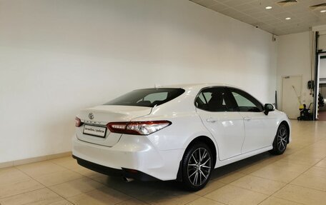 Toyota Camry, 2021 год, 3 295 000 рублей, 2 фотография