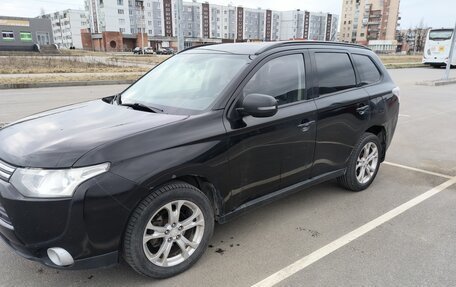 Mitsubishi Outlander III рестайлинг 3, 2013 год, 960 000 рублей, 2 фотография