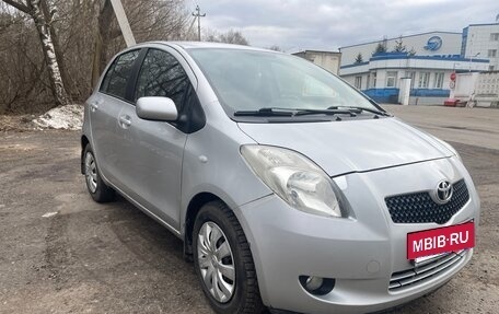 Toyota Yaris III рестайлинг, 2008 год, 590 000 рублей, 2 фотография