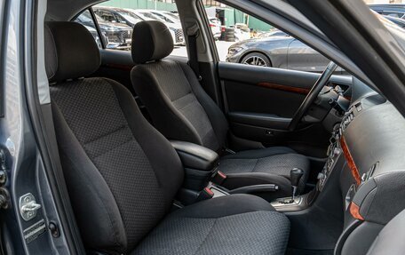 Toyota Avensis III рестайлинг, 2004 год, 678 000 рублей, 8 фотография