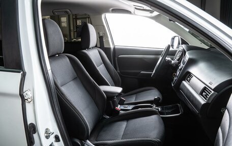 Mitsubishi Outlander III рестайлинг 3, 2018 год, 1 920 000 рублей, 8 фотография