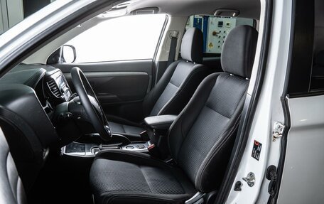 Mitsubishi Outlander III рестайлинг 3, 2018 год, 1 920 000 рублей, 10 фотография