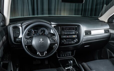 Mitsubishi Outlander III рестайлинг 3, 2018 год, 1 920 000 рублей, 6 фотография