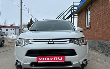 Mitsubishi Outlander III рестайлинг 3, 2014 год, 1 550 000 рублей, 10 фотография