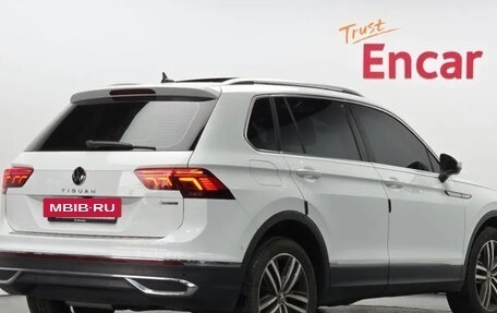 Volkswagen Tiguan II, 2022 год, 2 330 000 рублей, 2 фотография