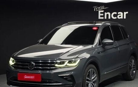 Volkswagen Tiguan II, 2022 год, 2 415 000 рублей, 1 фотография