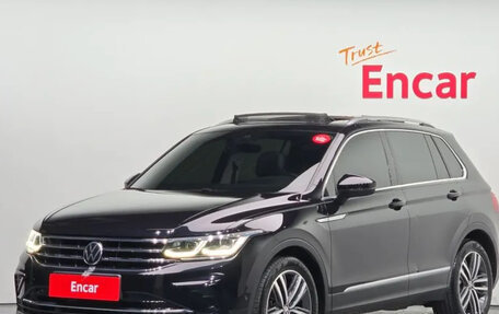 Volkswagen Tiguan II, 2023 год, 2 490 000 рублей, 1 фотография