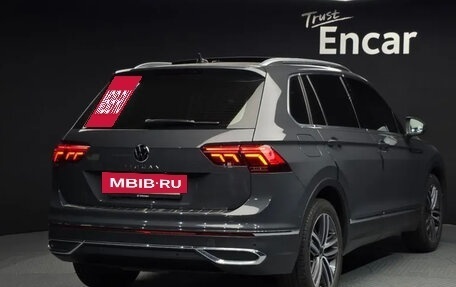 Volkswagen Tiguan II, 2022 год, 2 415 000 рублей, 2 фотография