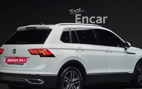 Volkswagen Tiguan II, 2023 год, 2 470 000 рублей, 2 фотография