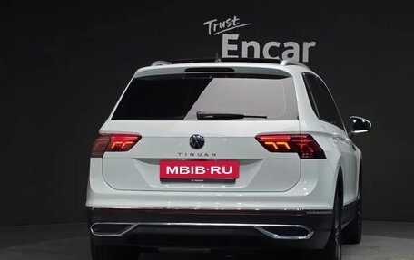 Volkswagen Tiguan II, 2023 год, 2 470 000 рублей, 4 фотография