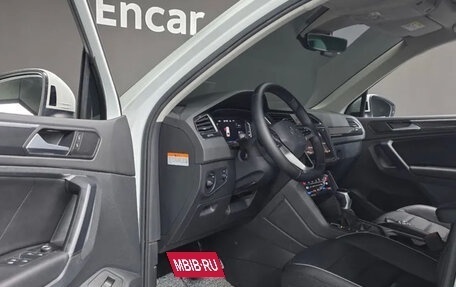 Volkswagen Tiguan II, 2023 год, 2 470 000 рублей, 9 фотография