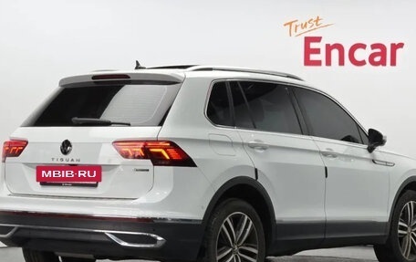 Volkswagen Tiguan II, 2023 год, 2 740 000 рублей, 2 фотография