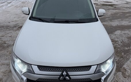 Mitsubishi Outlander III рестайлинг 3, 2019 год, 2 170 000 рублей, 16 фотография