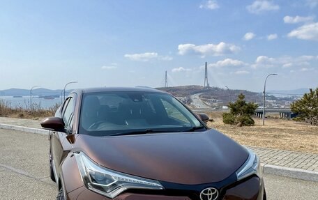 Toyota C-HR I рестайлинг, 2017 год, 1 715 000 рублей, 10 фотография