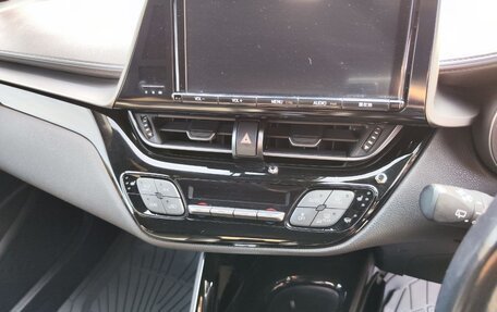 Toyota C-HR I рестайлинг, 2017 год, 1 715 000 рублей, 15 фотография