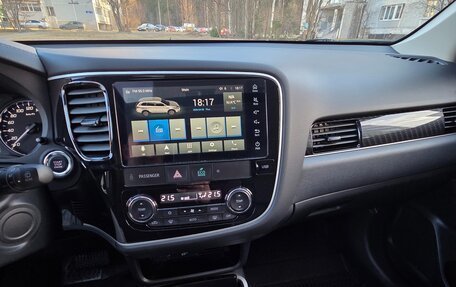 Mitsubishi Outlander III рестайлинг 3, 2022 год, 3 550 000 рублей, 8 фотография