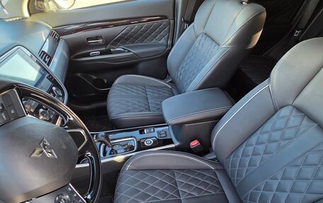 Mitsubishi Outlander III рестайлинг 3, 2022 год, 3 550 000 рублей, 6 фотография